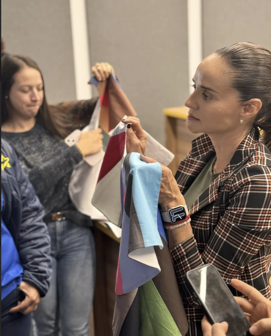 Lorena Mejía explicando la metodología CROMA en un taller